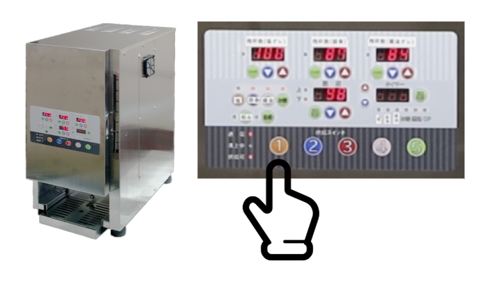 器に麺と熱湯を注ぐ